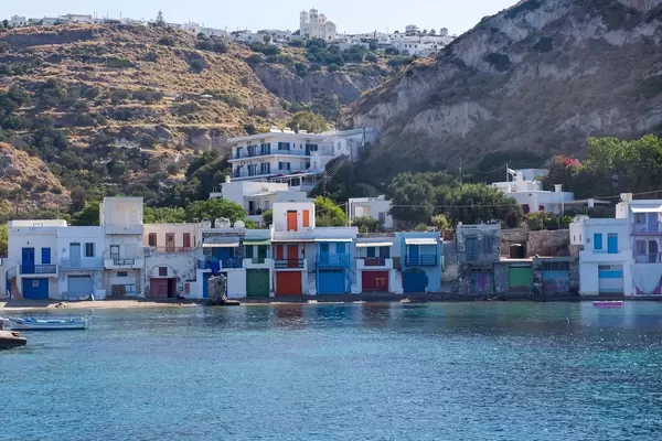 Bunte Bootshäuser am Meer in Klima, Milos (Griechenland)