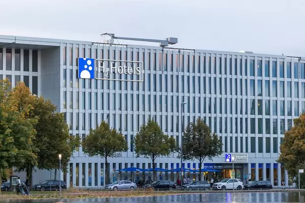 Das moderne Gebäude vom H2 Hotel München Messe