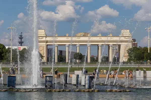 Das Museum im Gorki-Park mit Fontänen im Vordergrund