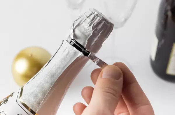 Das Öffnen einer Flasche Champagner