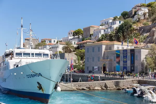 Das Passagierschiff Cosmos hält in Limani Ydras der mediterranen Insel Miaouli, Griechenland