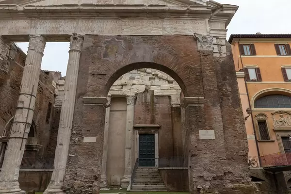 Das Portico di Octavia an der Archeologisches Ausgrabungstätte des Marcellus Teaters in Rom