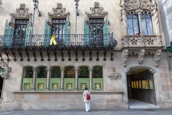 Das "Casa Museu Amatller" Haus im Modernisme-Stil mit Engel- und Blumenverzierungen, von Architekt Josep Puig i Cadafalch in Barcelona, Spanien
