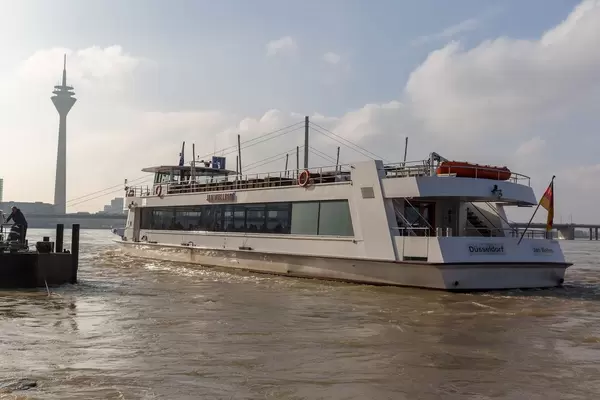 Das Schiff Jan Wellem auf dem Rhein in Düsseldorf