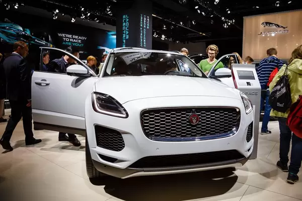 Das silberne Modell E-Pace d180 AWD von Jaguar bei der IAA 2017