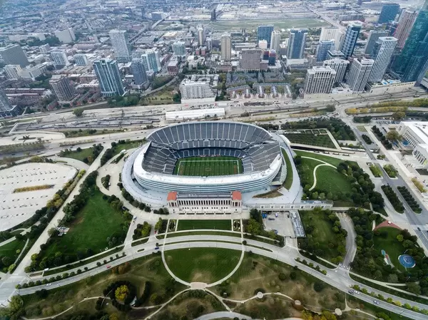 Das Stadion Soldier Field und Chicagos Hochhäuser aus der Vogelperspektive