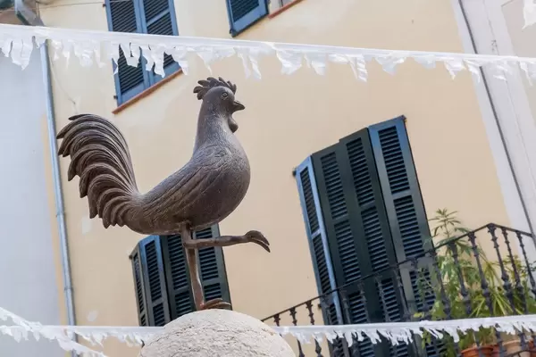 Das Symbol von Pollença auf Mallorca: der Hahn von Plaça de l'Almonia auf dem Font del Gall Brunnen