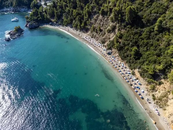 Das türkisblaue Meer von Staphylos: Luftbild eines der schönsten Strände auf Skopelos