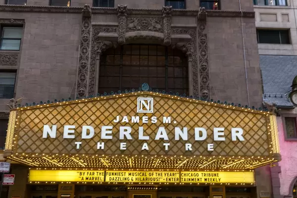 Das Vordach des James M. Nederlander Theaters, 2019 umbenannt, in Downtown Chicago