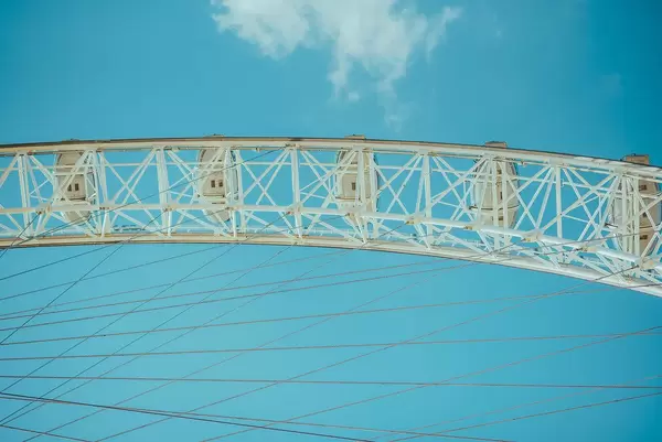 Das Wahrzeichen "London Eye" über der Themse in London, Vereintes Königreich