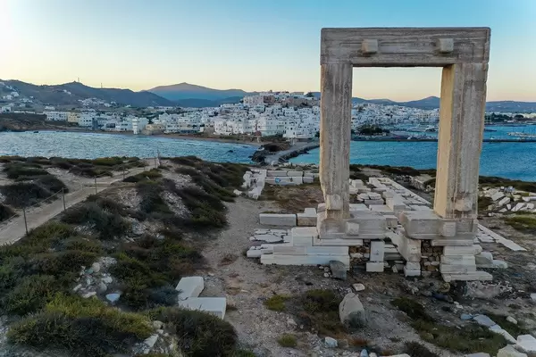 Das Wahrzeichen von Naxos: die Portara oder Tempeltor auf der Insel Palátia vor der Stadt Chora