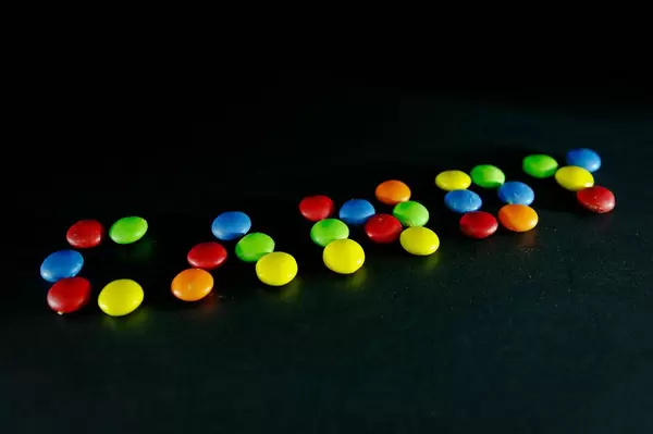 Das Wort CANDY geformt aus bunten, runden Süßigkeiten