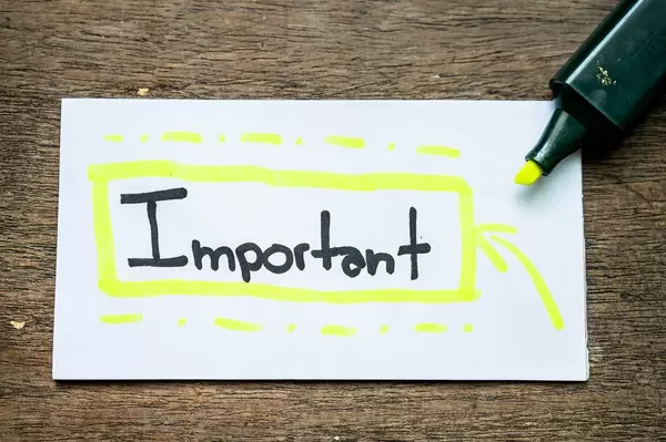 Das Wort "important" mit Markierstift hervorgehoben