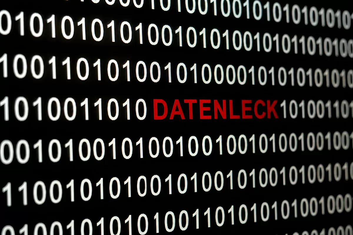 Datenleck in binärem Code auf schwarzem Hintergrund
