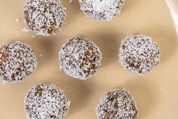 Dates and Peanut Butter energy balls in the Coconut (Flip 2019)