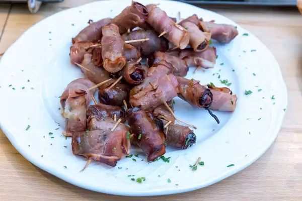 Datteln im Speckmantel