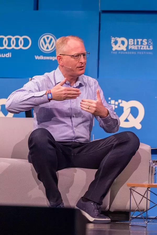 Dave Limp von Amazon gestikuliert während eines Interviews auf dem Münchner Gründer-Festival Bits & Pretzels