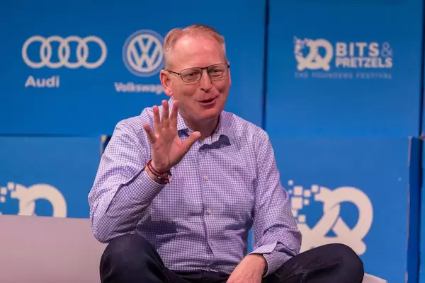 Dave Limp von Amazon lächelt beim Interview mit Britta Weddeling auf der #bits19 Gründerkonferenz