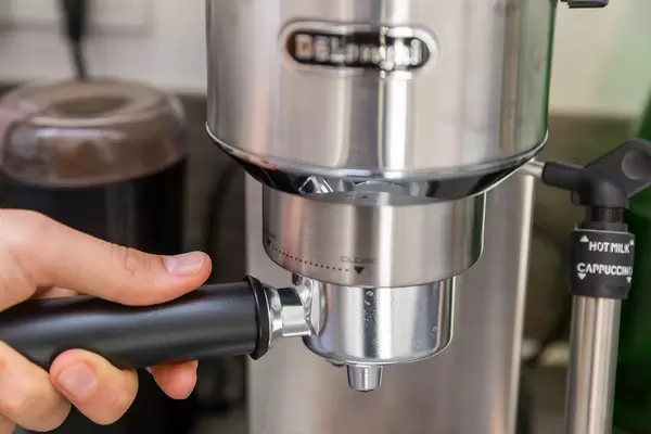 De Longhi Siebträgermaschine - Siebträger wird eingerastet