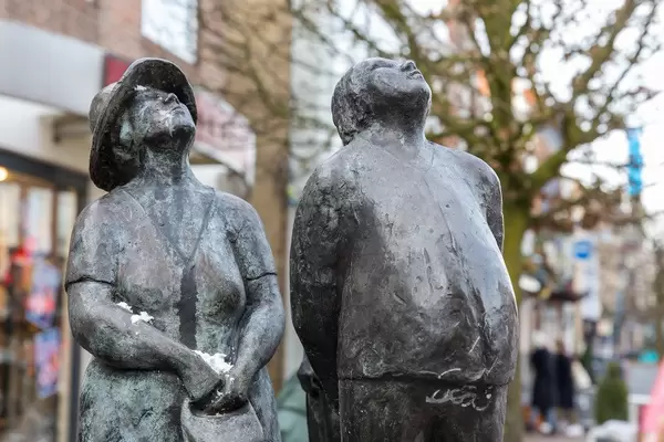 De trije toeriste: "Makke Troch" Skulpturen aus Bronze von Künstlerin Annet Haring aus dem Jahr 1982, in Joure, Niederlande