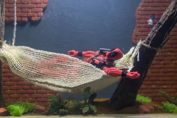 Deadpool Figur in einem Aquarium