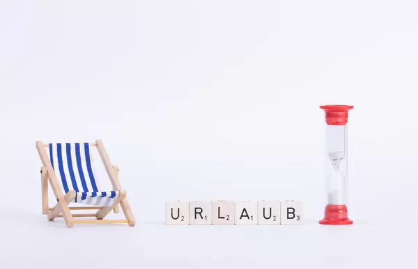 Deck chair with Urlaub text on white background