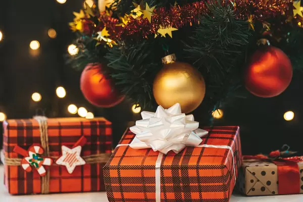 Decorated Christmas tree with beautiful gift boxes (Flip 2019)