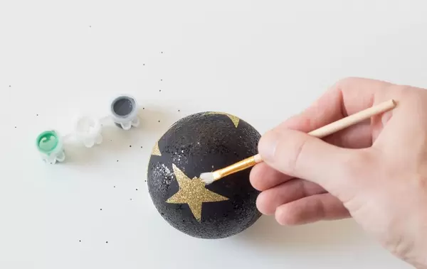 Decorating a Christmas ball