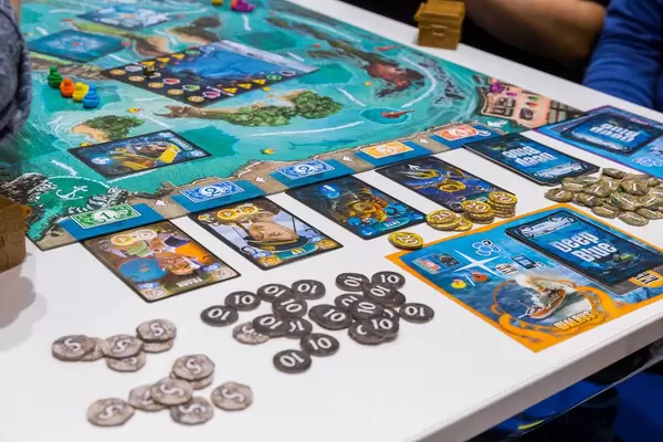 Deep Blue Brettspiel mit Karten ausgebreitet auf einem weißen Tisch