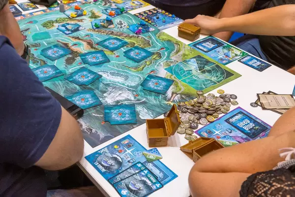 Deep Blue Days of wander Brettspiel auf dem Tisch