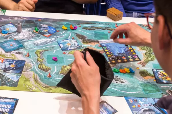 Deep Blue, ein Familienspiel in dem in der Tiefe nach Schätzen gesucht wird