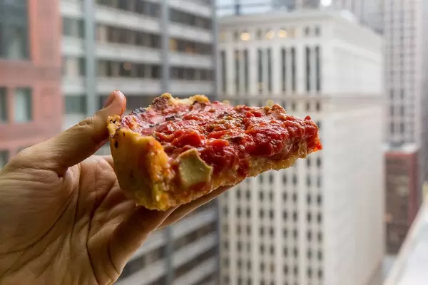 Deep Dish Pizza von Pizzeria Uno, wo die Chicago-style Pizza mit dem hohem Rand erfunden wurde