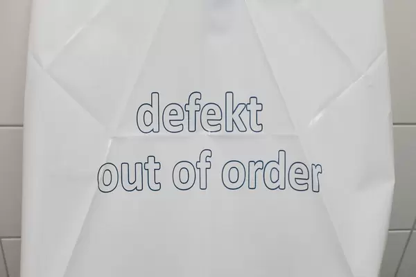 Defektes Pissoir in der Toilette am Flughafen