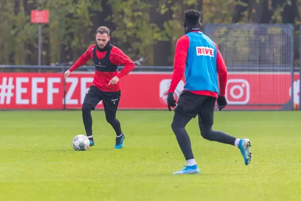 Defensiver Mittelfeldspieler Birger Verstraete treibt den Ball voran und wird angegriffen