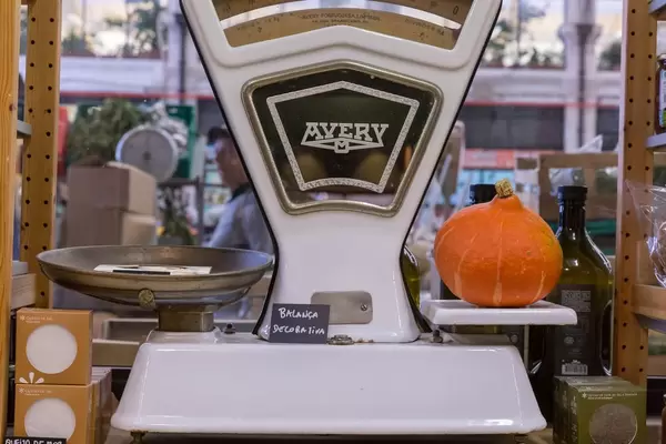 Deko Vintage Waage mit Kürbis am Timeout Market in Lissabon