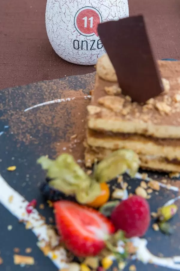 Deko vom Restaurant Q11 / Onze in Pollença auf Mallorca mit italienischem Tiramisu im Vordergrund