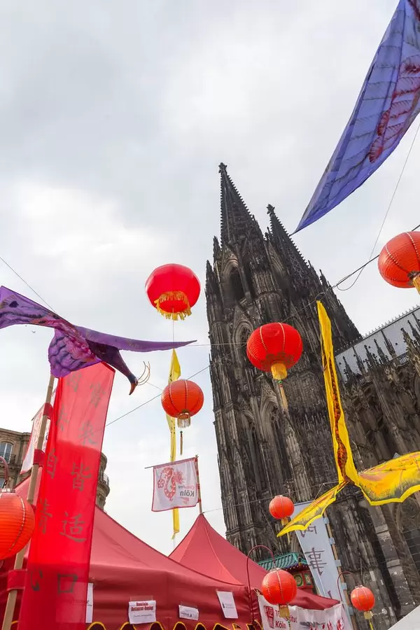 Dekoration beim Chinafest und der Kölner Dom im Hintergrund