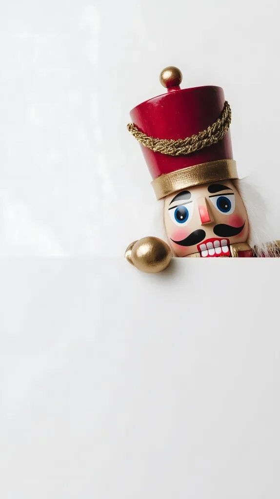 Dekorative Nussknacker-Figur vor weißem Hintergrund
