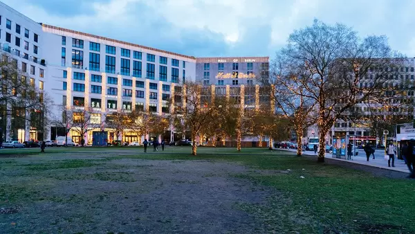 Dekorative Weihnachtsbeleuchtung in den Bäumen am Leipziger Platz in Mitte vor dem Einkaufszentrum "Mall of Berlin"