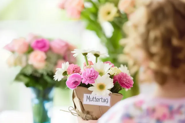 Dekorativer Blumenstrauß mit Muttertag-Aufschrift