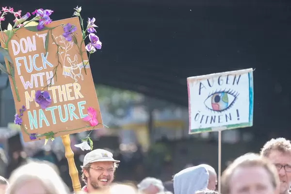 Dekorierte, bemalte Demoschilder beim Demonstrationszug "United for climate" in der Kölner Innenstadt