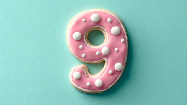 Dekorierte Nummer 9 aus rosa Keksteig