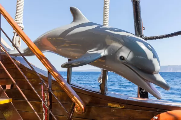 Dekostück Delphin auf einem griechischen Ausflugsschiff