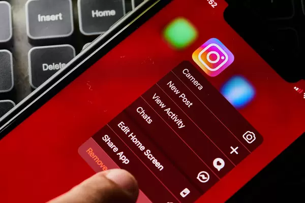 Deleting Instagram mobile application from iPhone