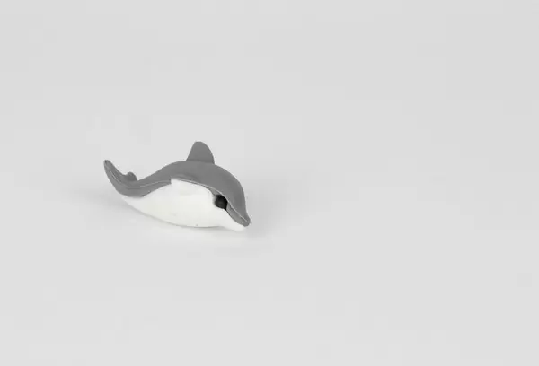 Delfin-Badespielzeug vor weißem Hintergrund