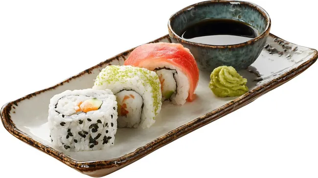 Delikates Sushi-Gericht mit Sojasoße