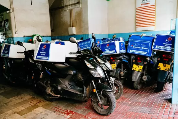 Delivery scooters parking of Domino's Pizza / Lieferung Scooters Parkplatz fŸr Domino's Pizza