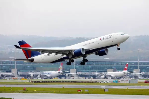 Delta Airlines Airbus A330 Flugzeug startet vom Flughafen Zürich