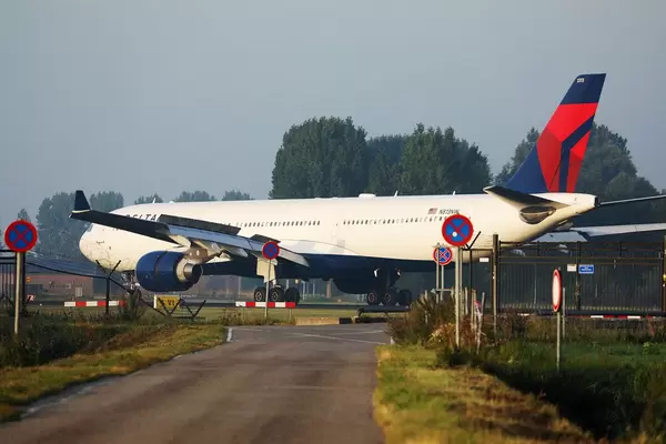 Delta Airlines Flugzeug landet auf dem Amsterdam Schiphol Flugzeug