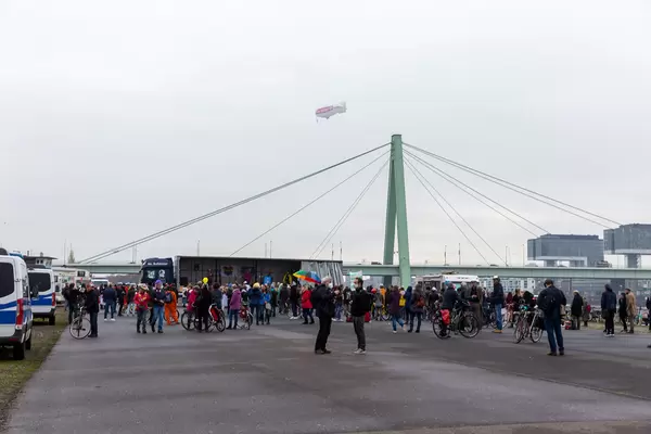 Demo gegen die Covid-19-Maßnahmen in Köln: viele Teilnehmer ohne Maske halten keinen Abstand